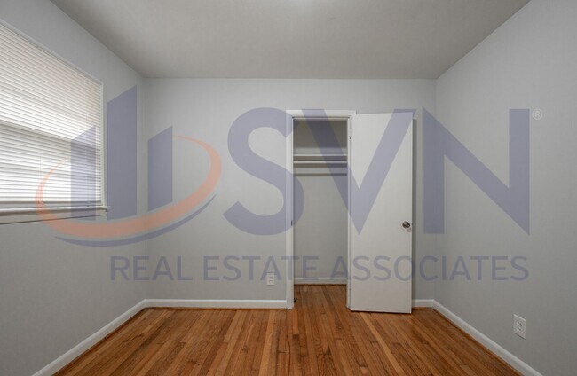 Building Photo - Refreshed 3 Bedroom / 2.5 Bath Ranch Style Home in Parkwood Neighborhood!