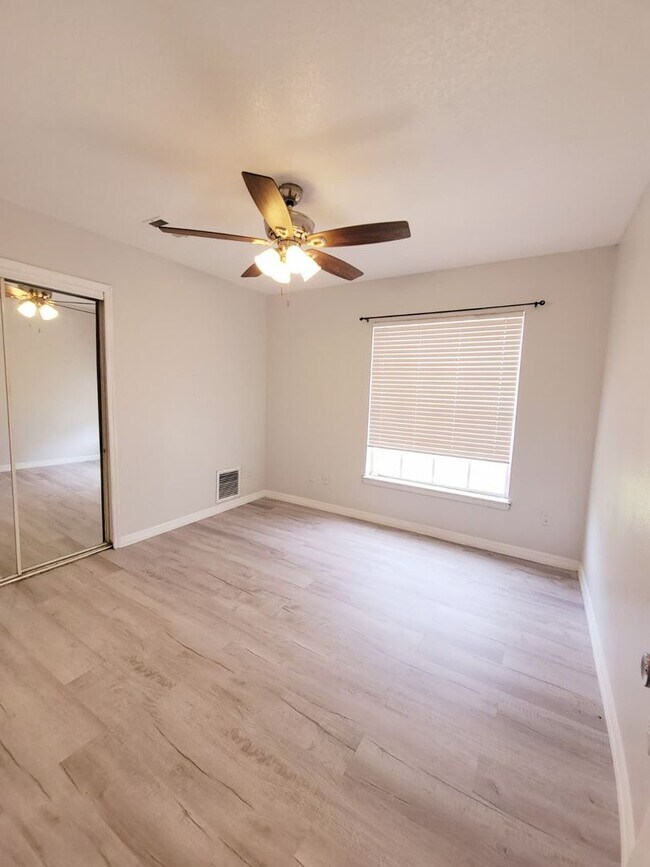 Building Photo - For Rent | Hidden Glen Community | 4 Bed, 2 Bath + Private Pool Oasis