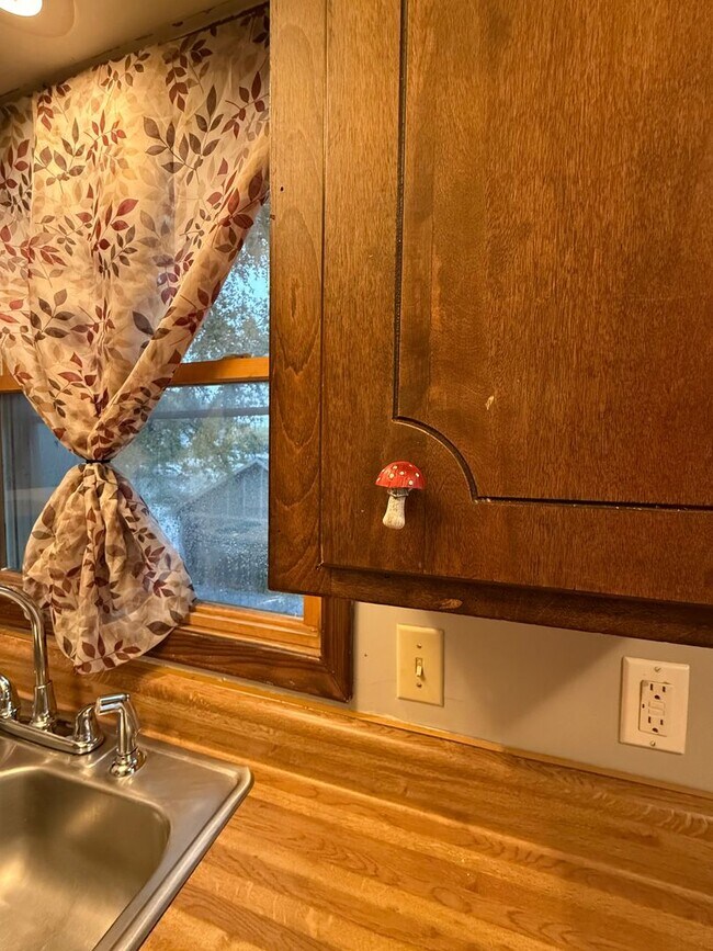 Building Photo - 133 Benton St