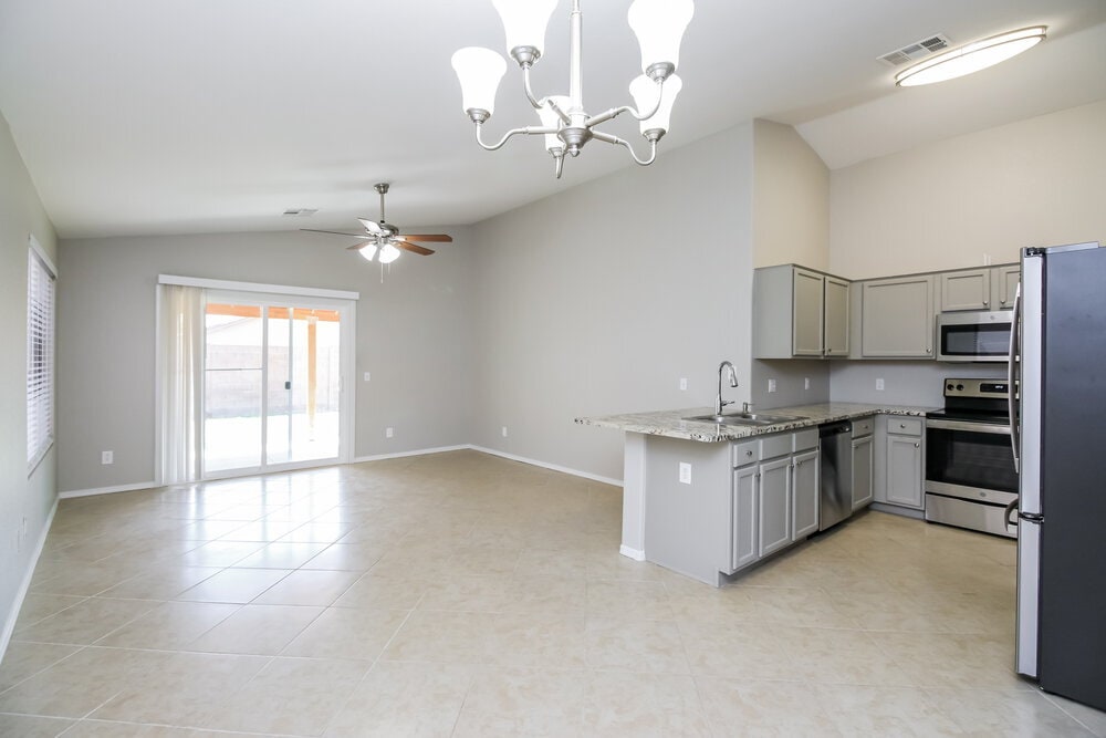 Building Photo - 973 E Yuma Ave