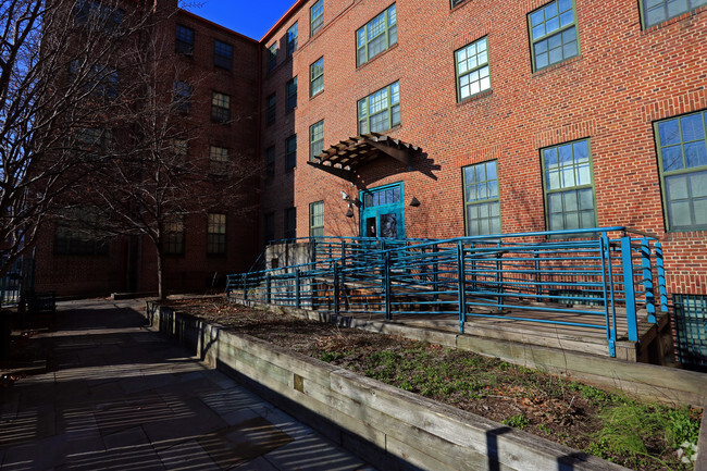 Building Photo - Oliver Plaza