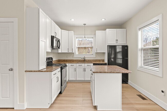 Building Photo - House in Kenilworth - Beautifully Refreshed!