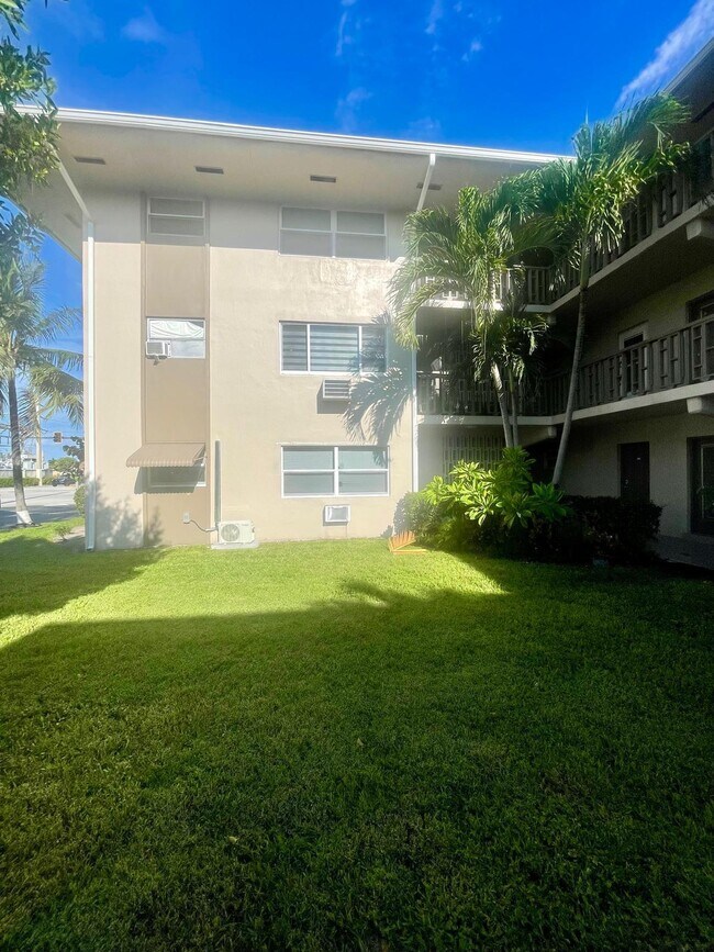 Building Photo - 1480 E Sample Rd