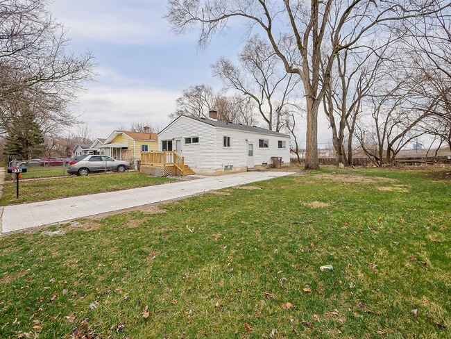 Building Photo - AVAILABLE NOW! Charming 3-Bedroom Home in Prime Pontiac Location
