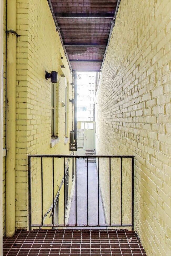 Building Photo - Peaceful 2BD/2BA - Two Level Condo in the Heart of Dupont Circle!