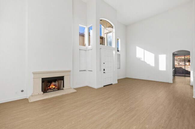 Building Photo - Spacious Vista Home