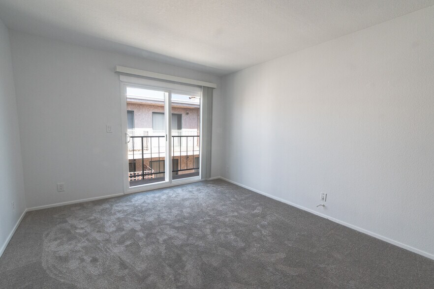 3rd bedroom with balcony and huge walk in closet - 312 N Francisca Ave