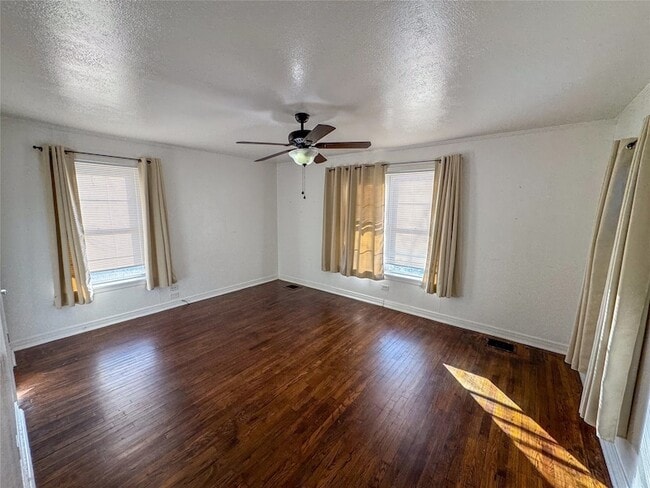 Building Photo - 1431 W Chestnut St