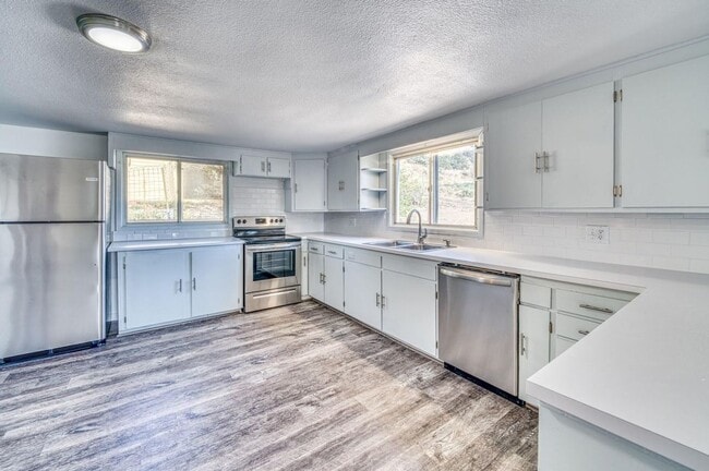 Building Photo - 4 bedroom 2 bath Home