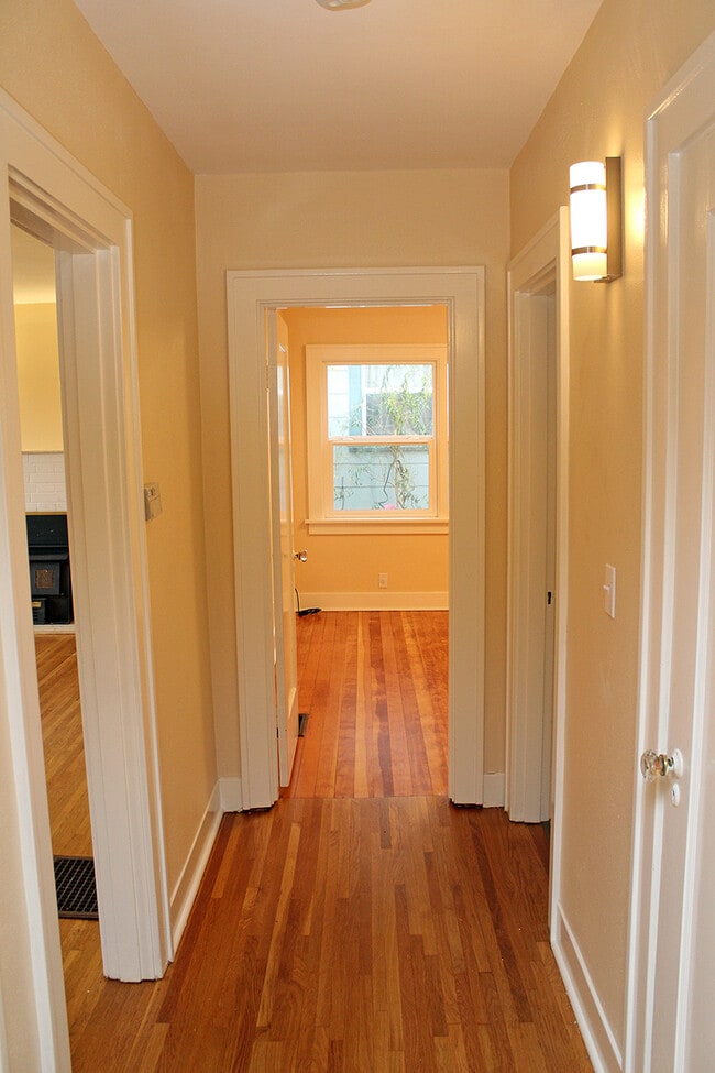 Building Photo - 3423 NE 54th Ave