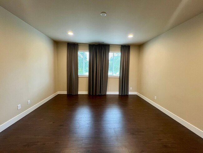 Building Photo - Large 5 Bedroom Home in Tumwater