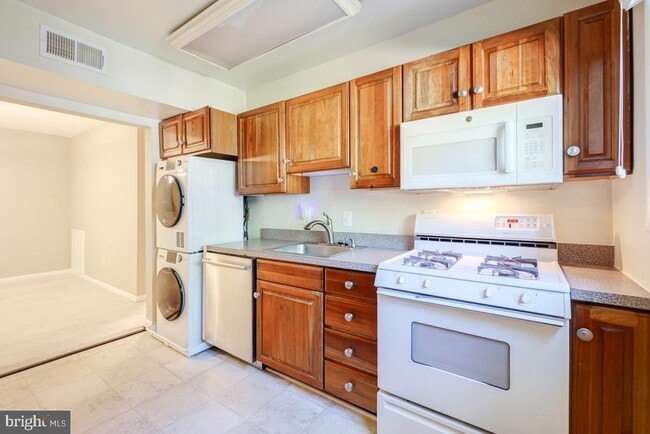 Building Photo - 53 Skyhill Rd