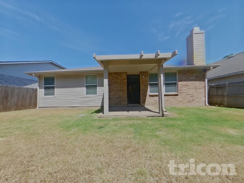 Building Photo - 16661 Woodside Dr