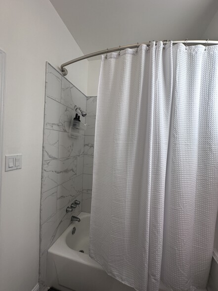 Large tub/shower - 2329 W Grace St