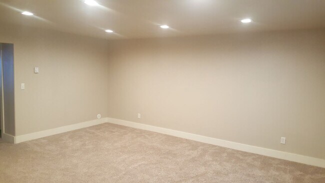 Building Photo - Snellgrove Townhome