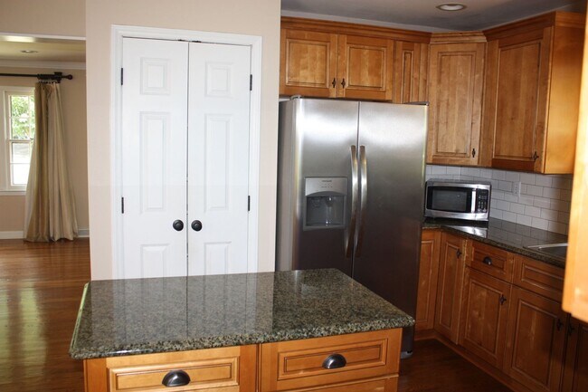 Building Photo - Charming 3BR House in Charlotte