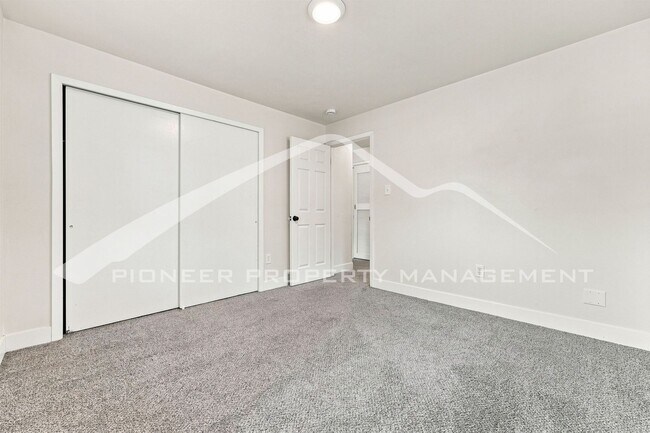 Building Photo - 179 Eaton Ct