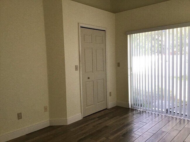 Building Photo - 176 Dahlia Village Cir