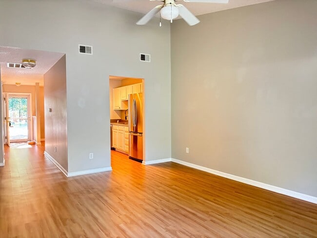 Building Photo - 2 Br 2 Bath Move In Ready!