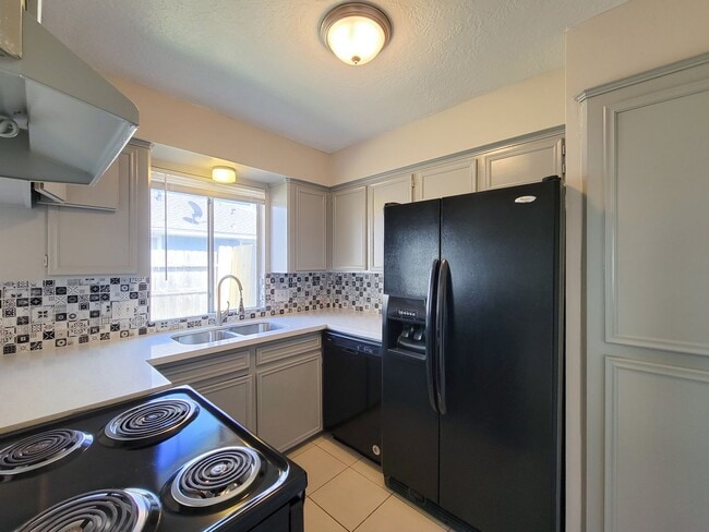 Building Photo - Three bedroom 2 full bath duplex style hom...