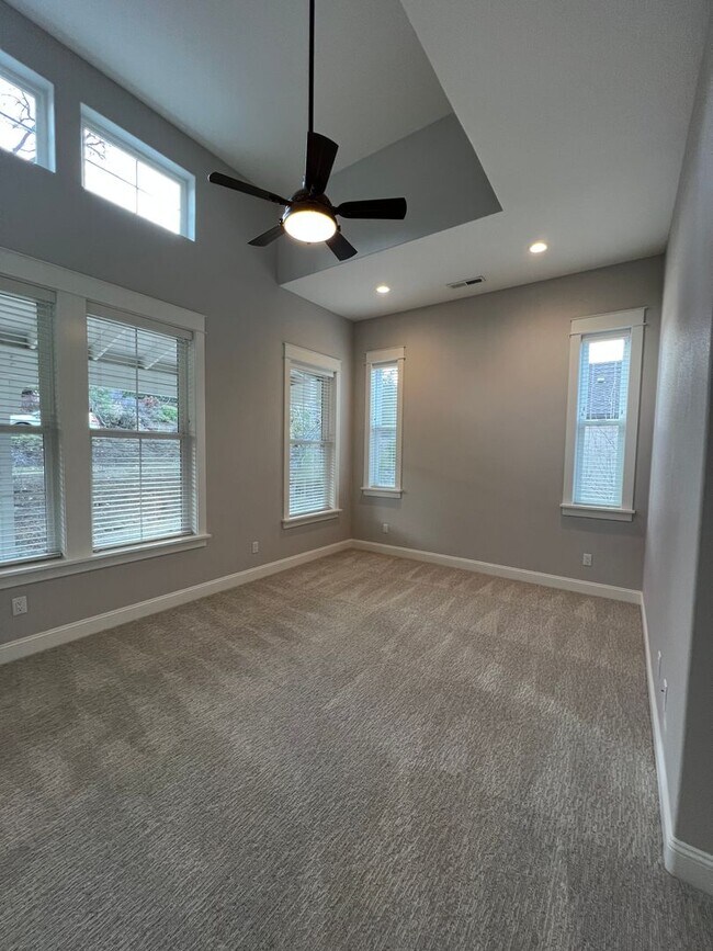 Building Photo - Beautiful, Custom home in the heart of Jacksonville | Available Now