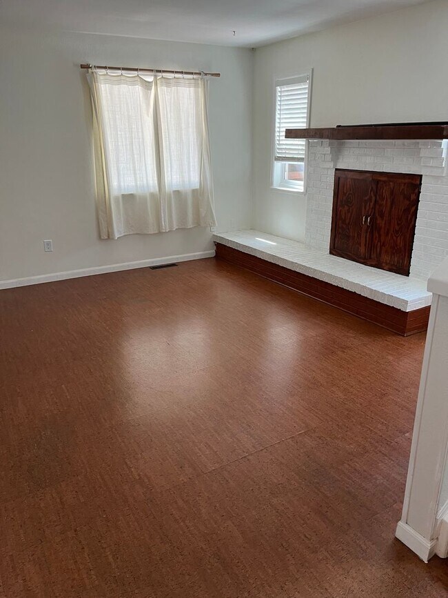 Building Photo - 4 Bedroom Gardener's Delight With Rooftop Patio, Privacy and Covered Parking