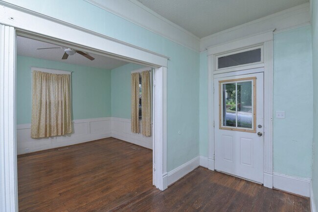 Building Photo - Charming 2 bedroom 1 bath home in Elmwood ...