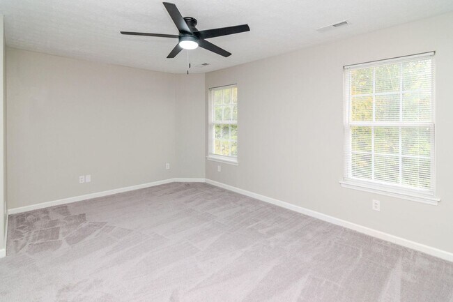 Building Photo - Beautifully updated 3 bedroom, 2.5 bath townhouse in a fantastic Lexington location!