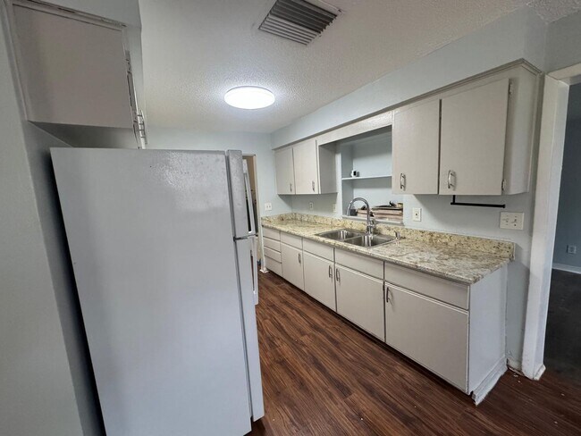 Building Photo - Charming Three Bedroom One Bathroom House ...