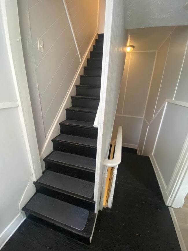 Building Photo - 5 bed/2 bath Mins. from UC Campus for Only...
