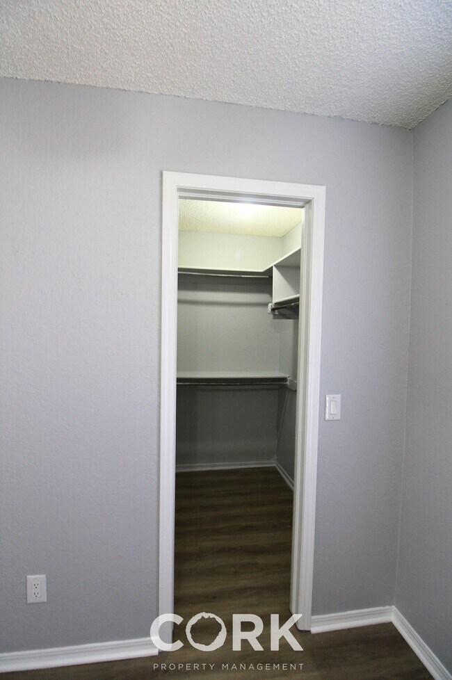 Building Photo - 708 Teal Pl