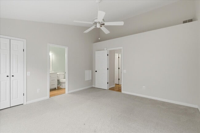 Building Photo - Updated 3BR End-Unit Townhome in Ashburn Farm