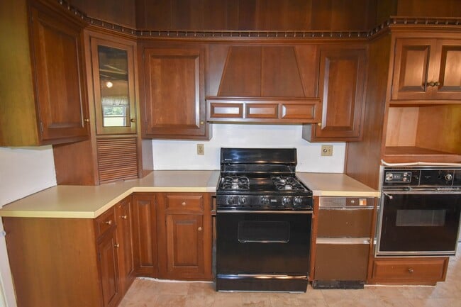Building Photo - Large Home on Jacksonville Rd with Laundry!