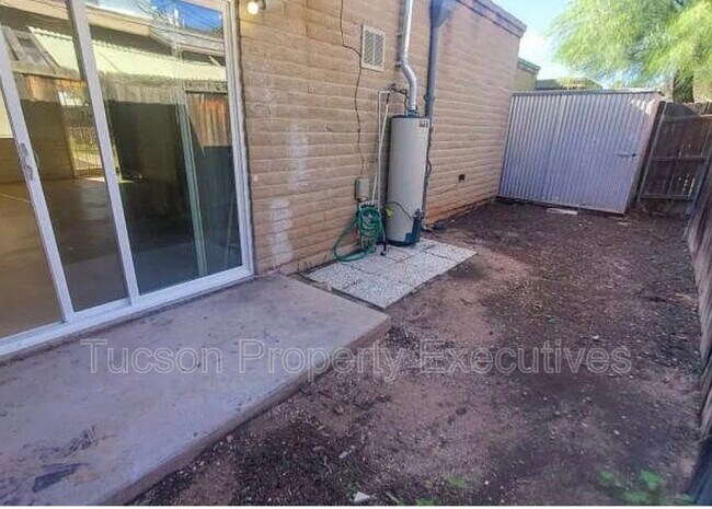 Building Photo - 319 E Blacklidge Dr