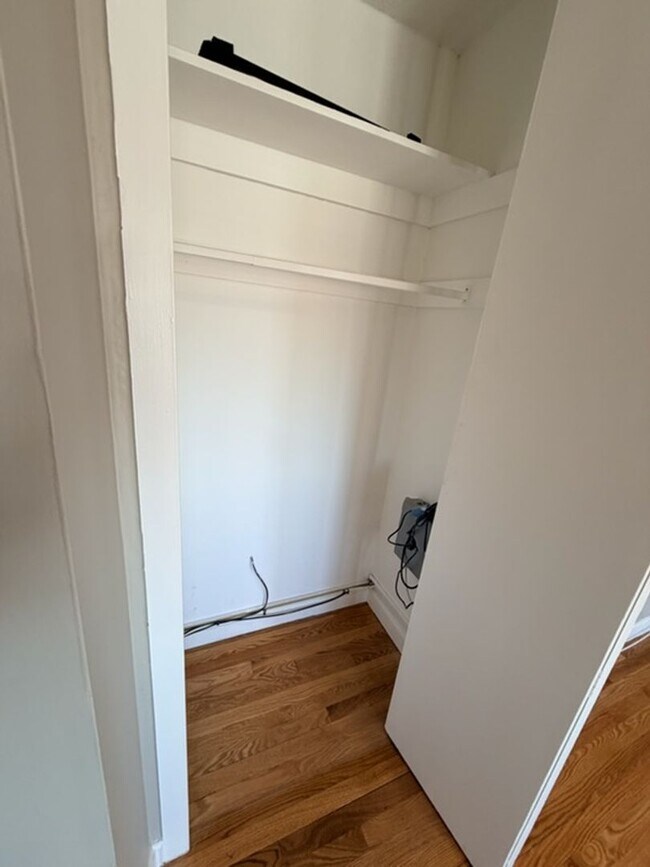 Building Photo - Avl NOW No Fee! Updated, sunny 1BR in Cushing Sq Belmont!