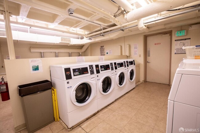 Building Photo - 2200 Sacramento St