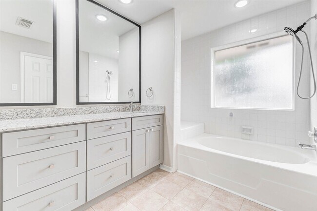 Building Photo - 2410 Clear Ridge Dr