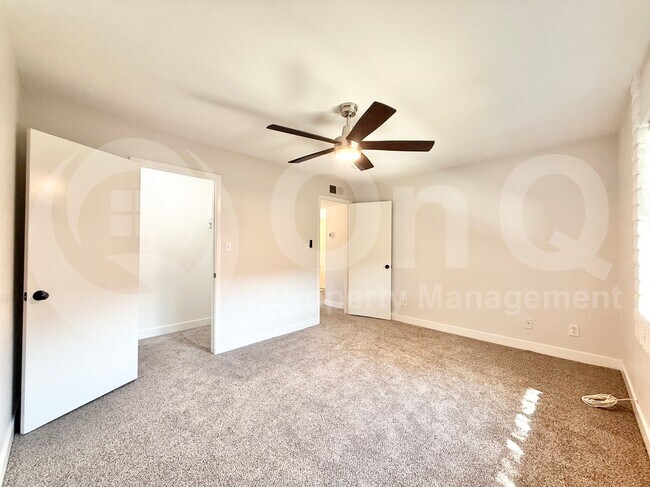 Building Photo - 8255 E Thomas Rd