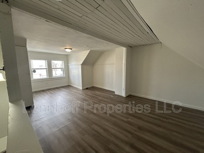 Building Photo - 27 Hilton St