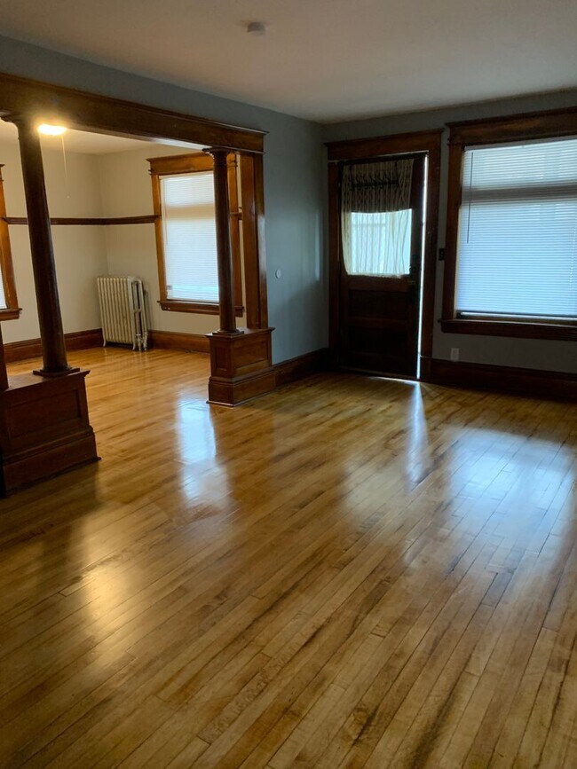 Building Photo - 3 bedroom 1 bath house in St. Paul!