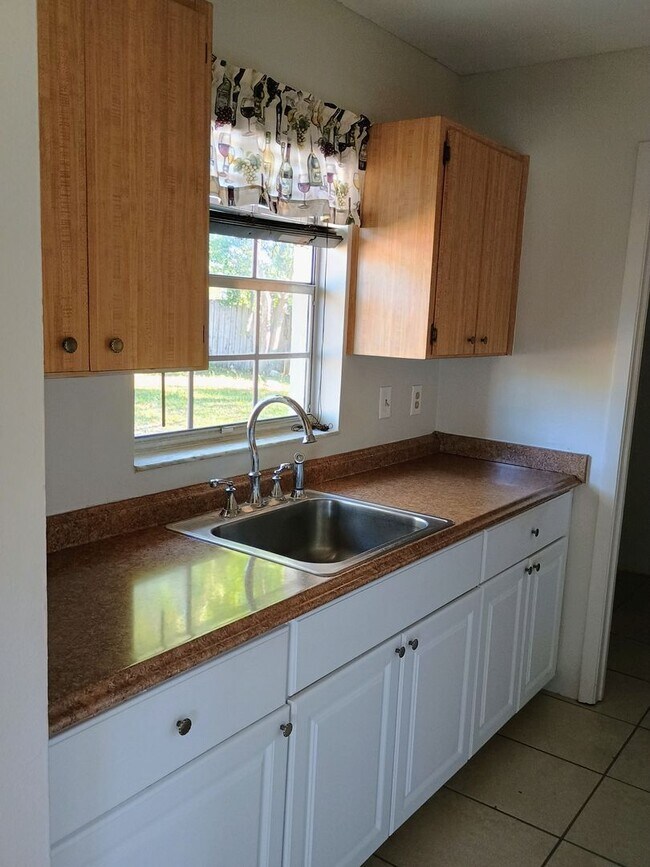 Building Photo - 2 bed 2 bath house for rent