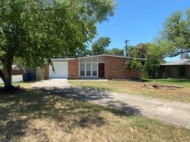 Building Photo - 7000 Bryn Mawr Camino Viejo