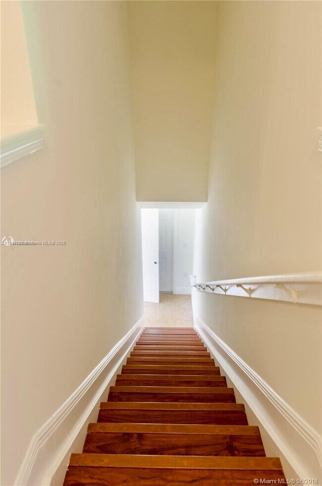 Building Photo - 2458 Centergate Dr