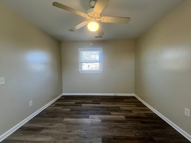 Building Photo - 2/1 Available In Easley!