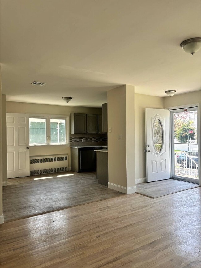 Building Photo - 527 Willowbrook Rd