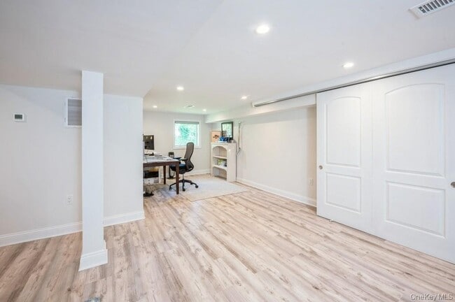 Building Photo - 24 Sleepy Hollow Rd
