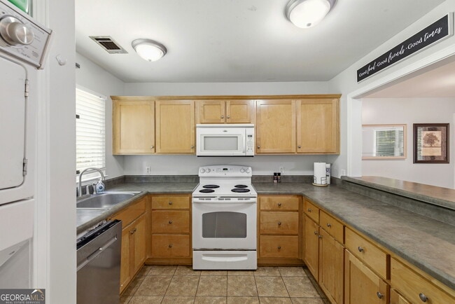 Building Photo - 205 Pineview Dr