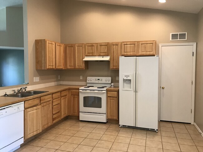 Building Photo - 3 bed/ 2 bath... 2 car garage... Single Level...In the Meadowbrook Subdivision.