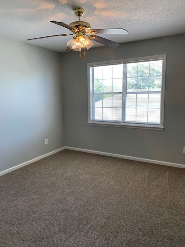 Building Photo - Remerton Townhome