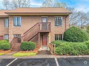 Building Photo - Great 2 Bedroom Available End Of July